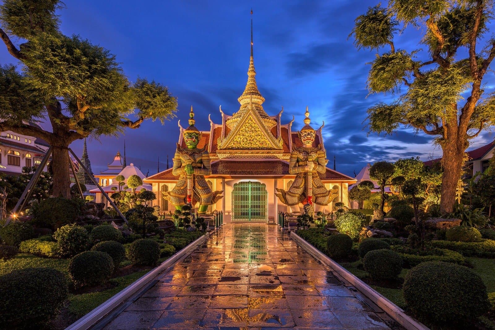 Guardian statues at the gate of Wat Arun, Bangkok